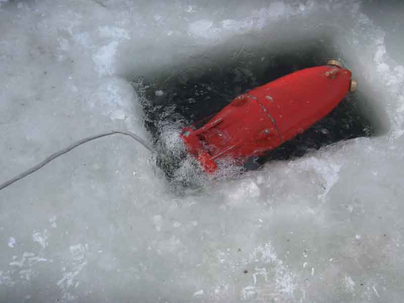 Зимняя торпеда. Приспособление для протяжки сетей подо льдом. Торпеда для зимней рыбалки. Подледная торпеда для сетей. Торпеда под лед для рыбалки.
