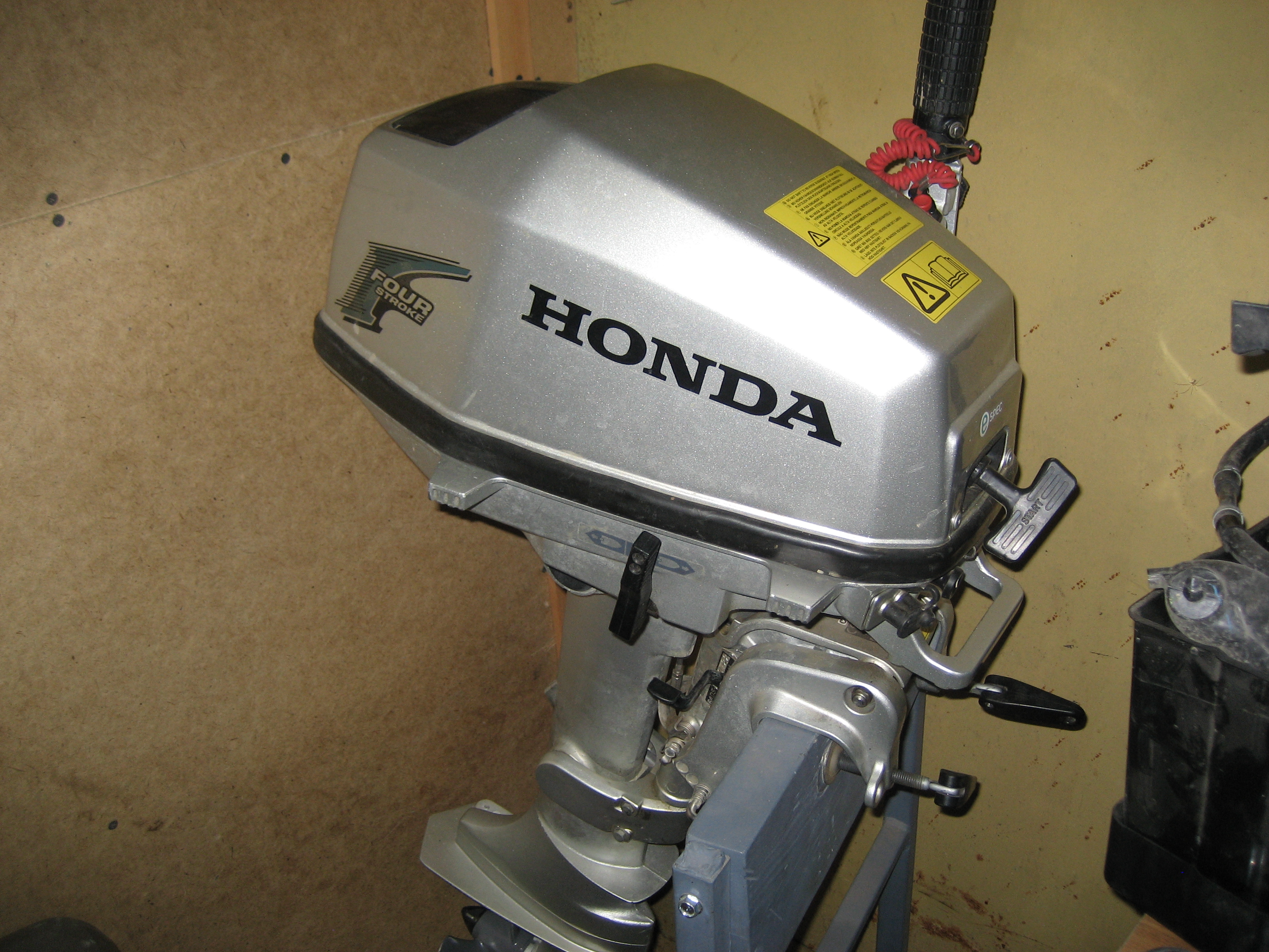 Лодочные моторы б у россия. Лодочный мотор Honda 5. Лодочный мотор Хонда 5. Honda bf5. Хонда мотор 5.5.