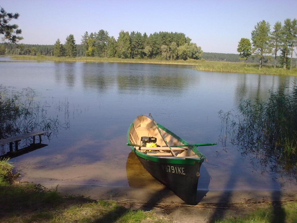 Лодка пирога с мотором