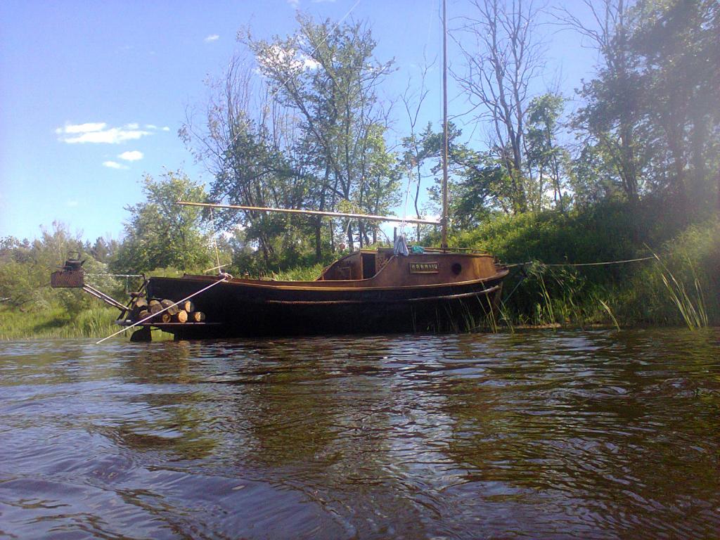 Авито водный транспорт. Водоизмещающий трейлерный катер. Лодка трейлерная. Трейлерный катер.