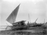 COLLECTIE_TROPENMUSEUM_Halmahera_Pakata_Tobelo_(voorgrond)_en_rorehe_TMnr_10010571.jpg